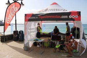 Stand de venta de merchandising para recaudar fondos para AlanEM