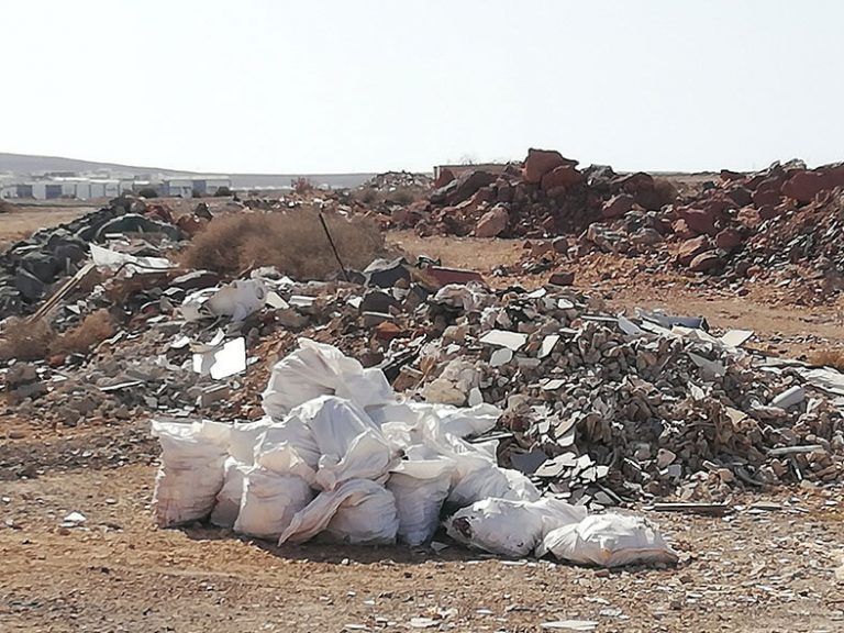 Basura y escombros en la zona trasera de la urbanización Costa Papagayo