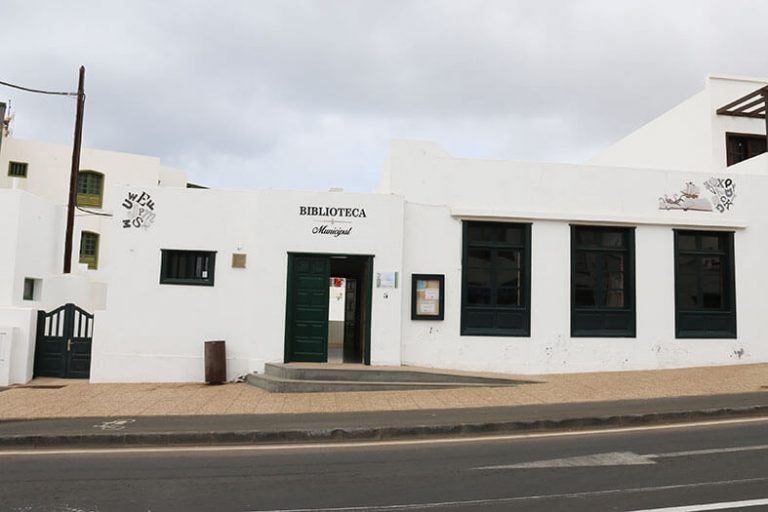 Fachada-Biblioteca-Municipal-de-Playa-Blanca