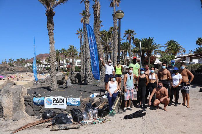 Grupo-de-voluntarios-de-la-limpieza Foto de familia de los voluntarios junto a los residuos recogidos