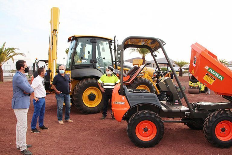 Óscar Noda, alcalde de Yaiza, y Jonatan Lemes, concejal de Obras Públicas, con las nuevas adquisiciones.