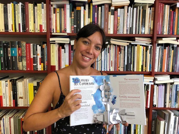 Noticias Lanzarote | Mayte Pozo con su nuevo libro 'César Manrique Pop-Up'.