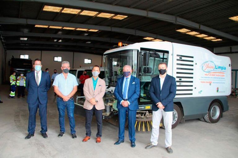 Representantes del Ayuntamiento de Yaiza y la empresa FCC junto a la maquinaria