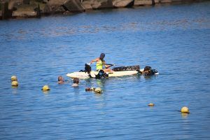 Utilizaron-un-kayak-de-apoyo-para-retirar-los-deschos-del-fondo-marino