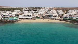 Vista-de-Playa-Blanca-desde-la-playa-del-pueblo