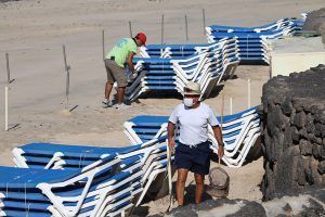 Voluntarios-limpiando-la-playa