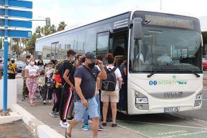 Alumnos-subiendo-a-la-guagua-en-Playa-Blanca