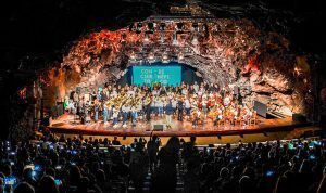 Actuación de Barrios Orquestados Lanzarote en el Auditorio de Jameos del Agua.