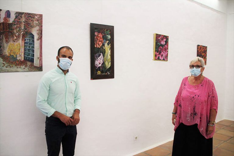 El-concejal-de-Cultura,-Daniel-Medina,-junto-a-la-artista.