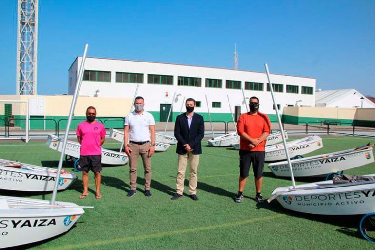 Entrega de las embaracaciones reparadas a los clubes