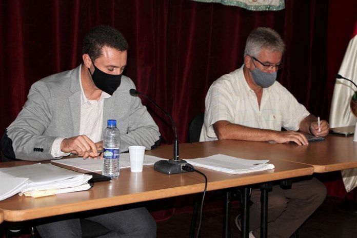 Óscar Noda y Ángel Domínguez durante el pleno.