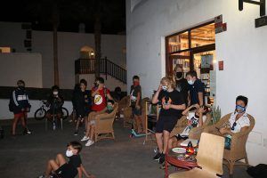 Grupo visionando los cortos