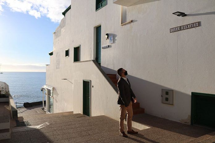 El alcalde de Yaiza, Óscar Noda, visitando la zona