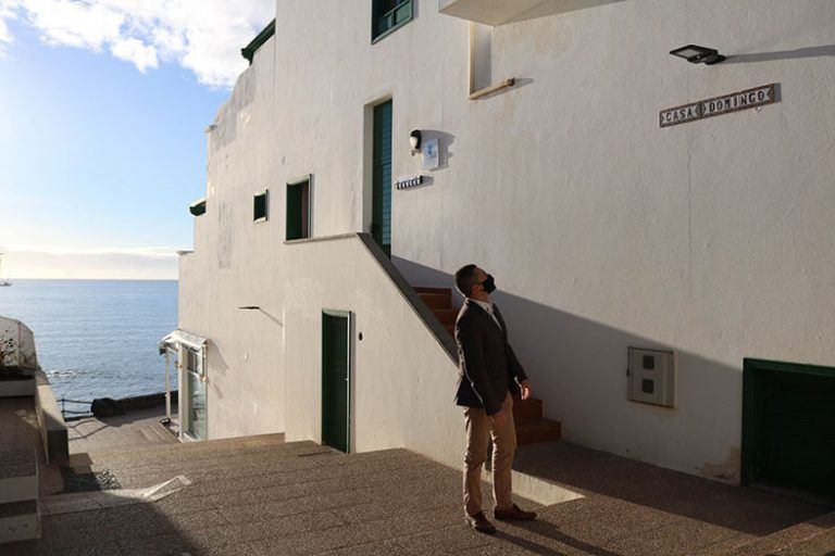 El alcalde de Yaiza, Óscar Noda, visitando la zona