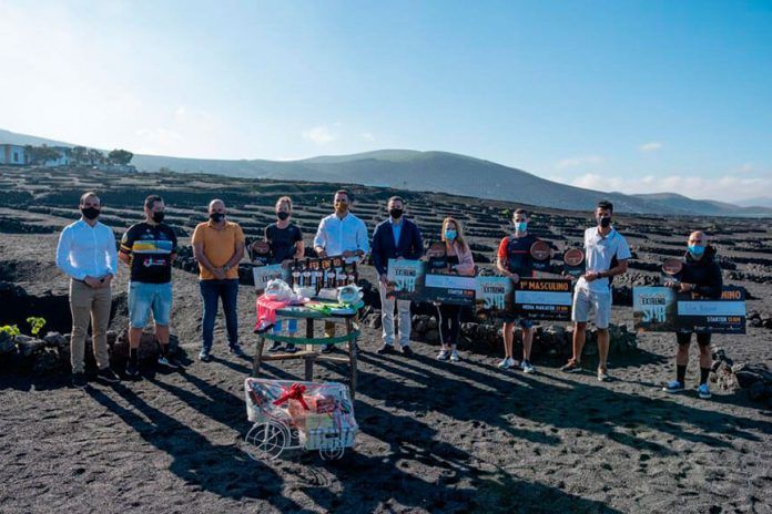 Foto de familia de los ganadores con autoridades