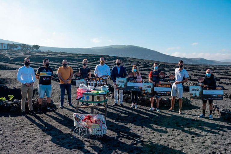 Foto de familia de los ganadores con autoridades