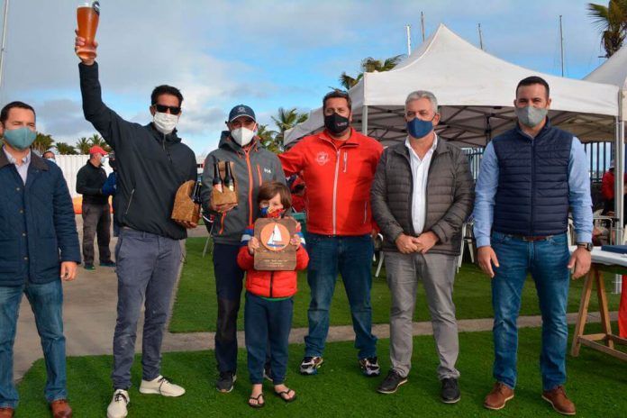 Ganadores Trofeo Código Cero junto a autoridades.