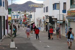 Gente paseando en la principal calle comercial de Playa Blanca