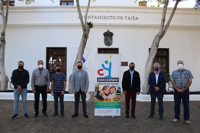 Representantes de la Corporación Local junto a Osvaldo Montenegro, presidente de la Asociación Social Creciendo