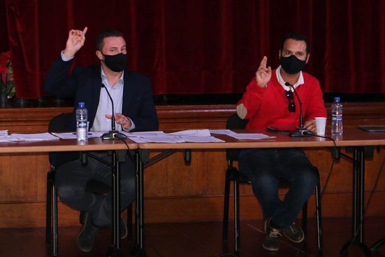 Óscar Noda y Jonatan Lemes durante el Pleno celebrado el pasado jueves