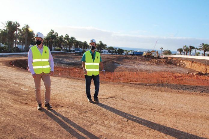 Óscar Noda y Jonatan Lemes en una visita a la obra del Parque Atlántico en Playa Blanca.