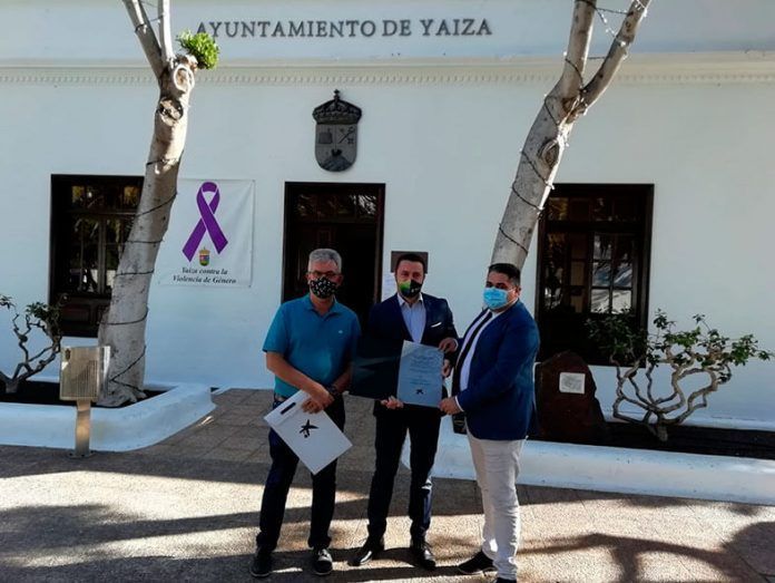 Óscar Noda y Ángel Domínguez junto a Carlos Cejudo.