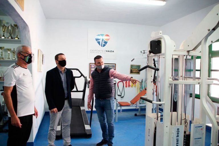 Óscar Noda y Ángel Lago junto a Tomás Quesada en las renovadas instalaciones