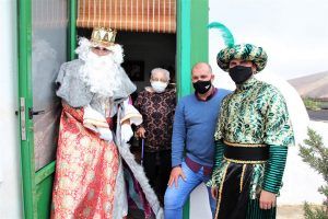 Doña Dolores Fernández, vecina de La Degollada de 98 años de edad recibió la visita de los Reyes.