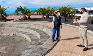 El alcalde de Yaiza y el concejal de Obras en visita a la zona de San-Marcial del Rubicón
