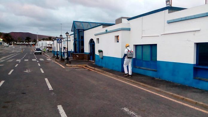 Limpieza del puerto de Playa Blanca