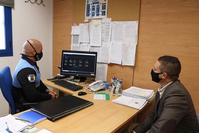 Óscar Noda y Vladimir Guadalupe revisando indicadores en el programa informático