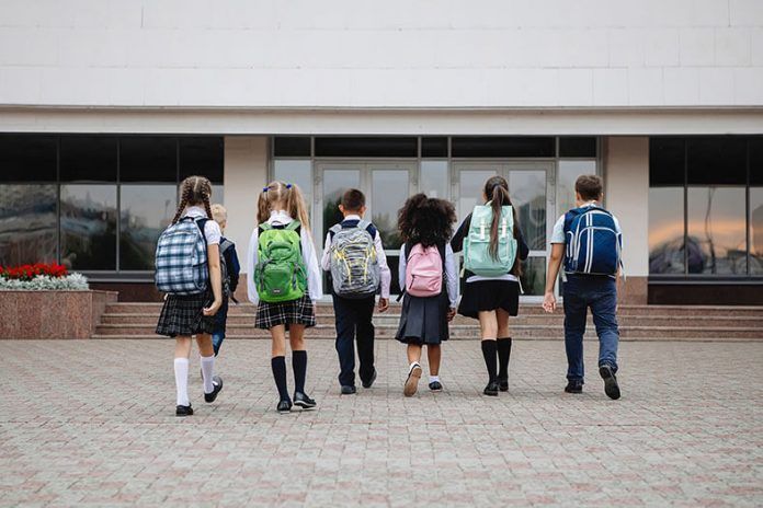 Alumnos entrando al colegio