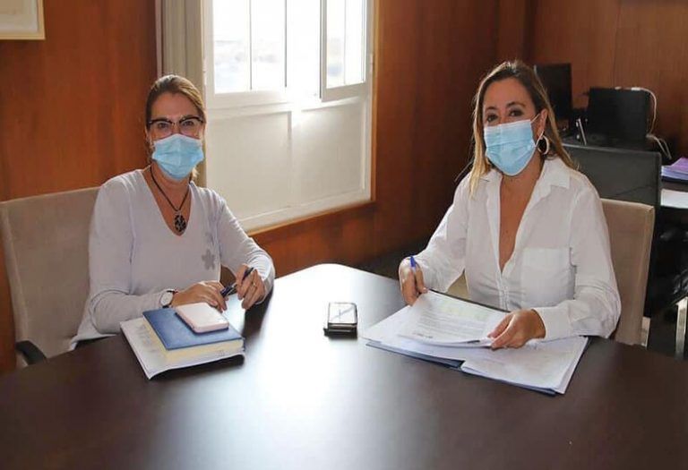 María Dolores Corujo junto a la consejera de Bienestar Social, Isabel Martín.