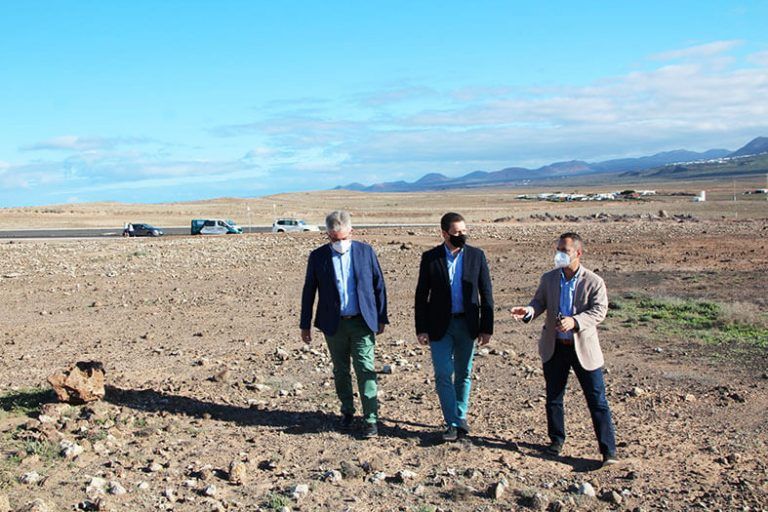 Óscar Noda, Ángel Domínguez y Jonatan Lemes en su visita a la parcela objeto del proyecto.