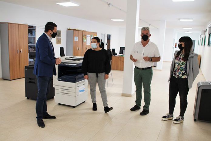 Óscar Noda y Ángel Domínguez junto a pesonal de Servicios Sociales Óscar Noda y Ángel Domínguez junto a pesonal de Servicios Sociales