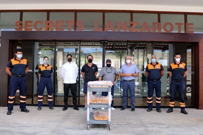 Noticias Yaiza | Entrega de las raciones a la entrada del hotel
