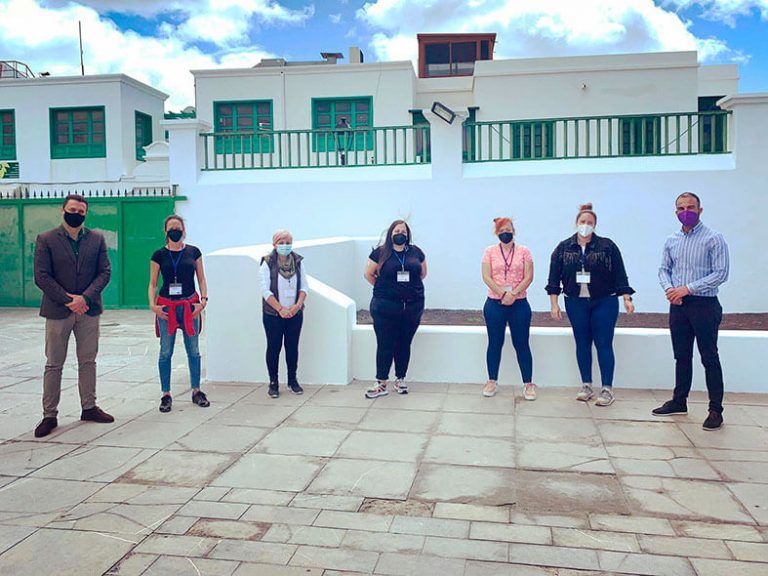 Equipo de trabajo junto al alcalde de Yaiza, Óscar Noda, y el concejal de Juventud, Daniel Medina.