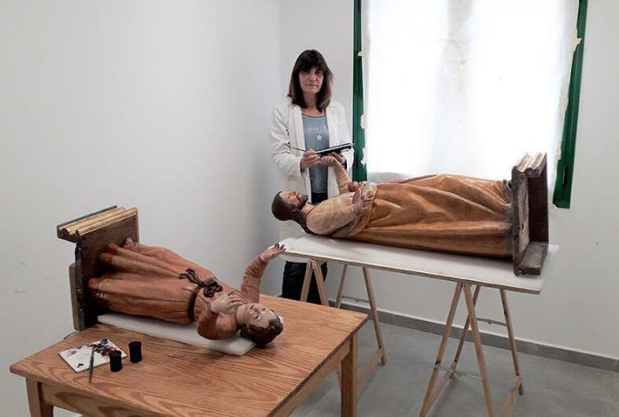 Salomé Figueroa durante los trabajos de restauración