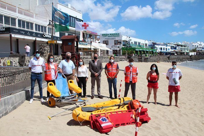 Visita a la playa del alcalde de Yaiza y el concejal de Turismo y Playas junto a la presidenta de Cruz Roja Lanzarote y miembros de la ONG.