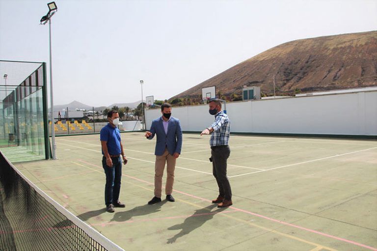 Noticias Playa Blanca | Visita a la zona de intervención de los representantes públicos de Yaiza.