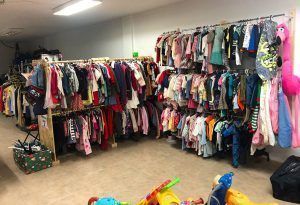 Percheros con ropa del Banco de Ropa y Juguetes de Playa Blanca