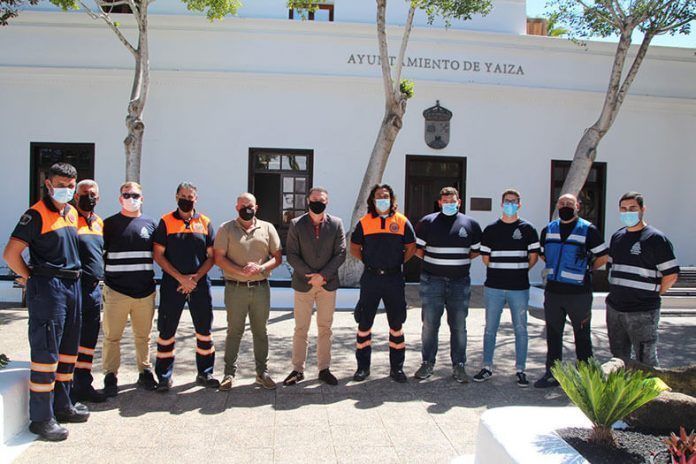 Alumnos y tutor durante la visita realizada al Ayuntamiento junto a miembros de Protección Civil