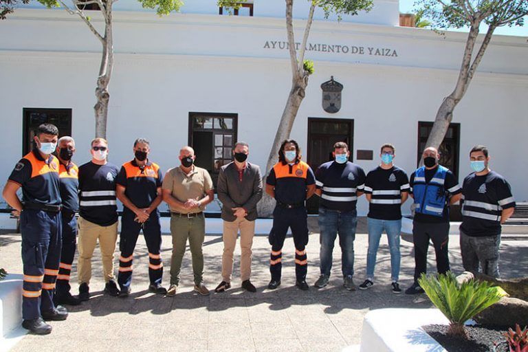 Alumnos y tutor durante la visita realizada al Ayuntamiento junto a miembros de Protección Civil