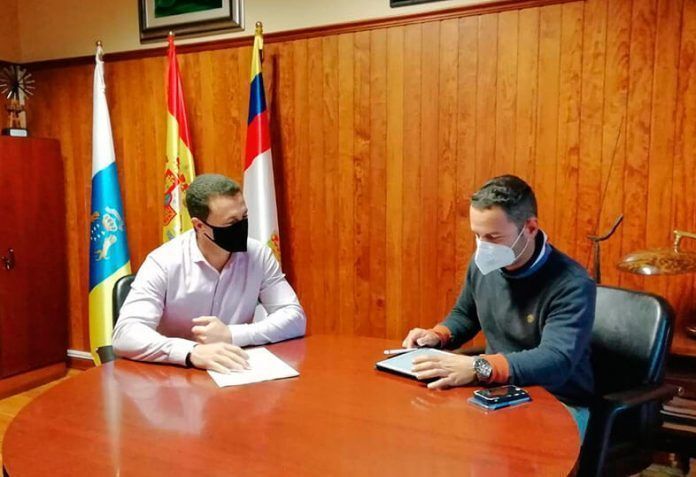 El alcalde de Yaiza y el concejal de Obras Públicas.