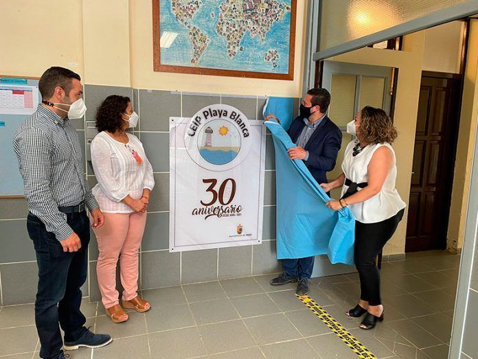 Noticias Playa Blanca | El alcalde y la directora del centro destapan la placa conmemorativa