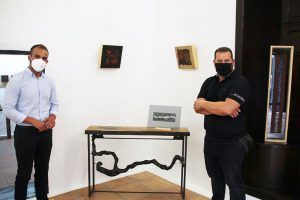 El autor junto al concejal de Cultura de Yiza
