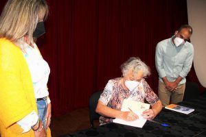 Inés Caraballo firmando un ejemplar