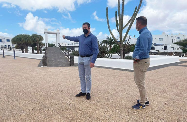 Noticias Playa Blanca | Óscar Noda y Ángel Lago en la plaza de San Marcial del Rubicón