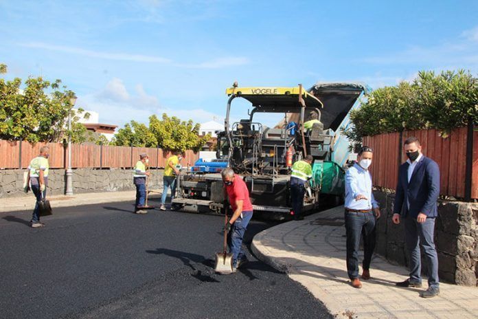 Óscar Noda y Jonatan Lemes visitan los trabajos en calle Montaña Blanca Noticias Playa Blanca | Óscar Noda y Jonatan Lemes visitan los trabajos en calle Montaña Blanca