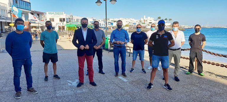 Noticias Yaiza | Patrones de los barquillos de Yaiza y algunos tripulantes junto al alcalde y el concejal de Deportes de Yaiza